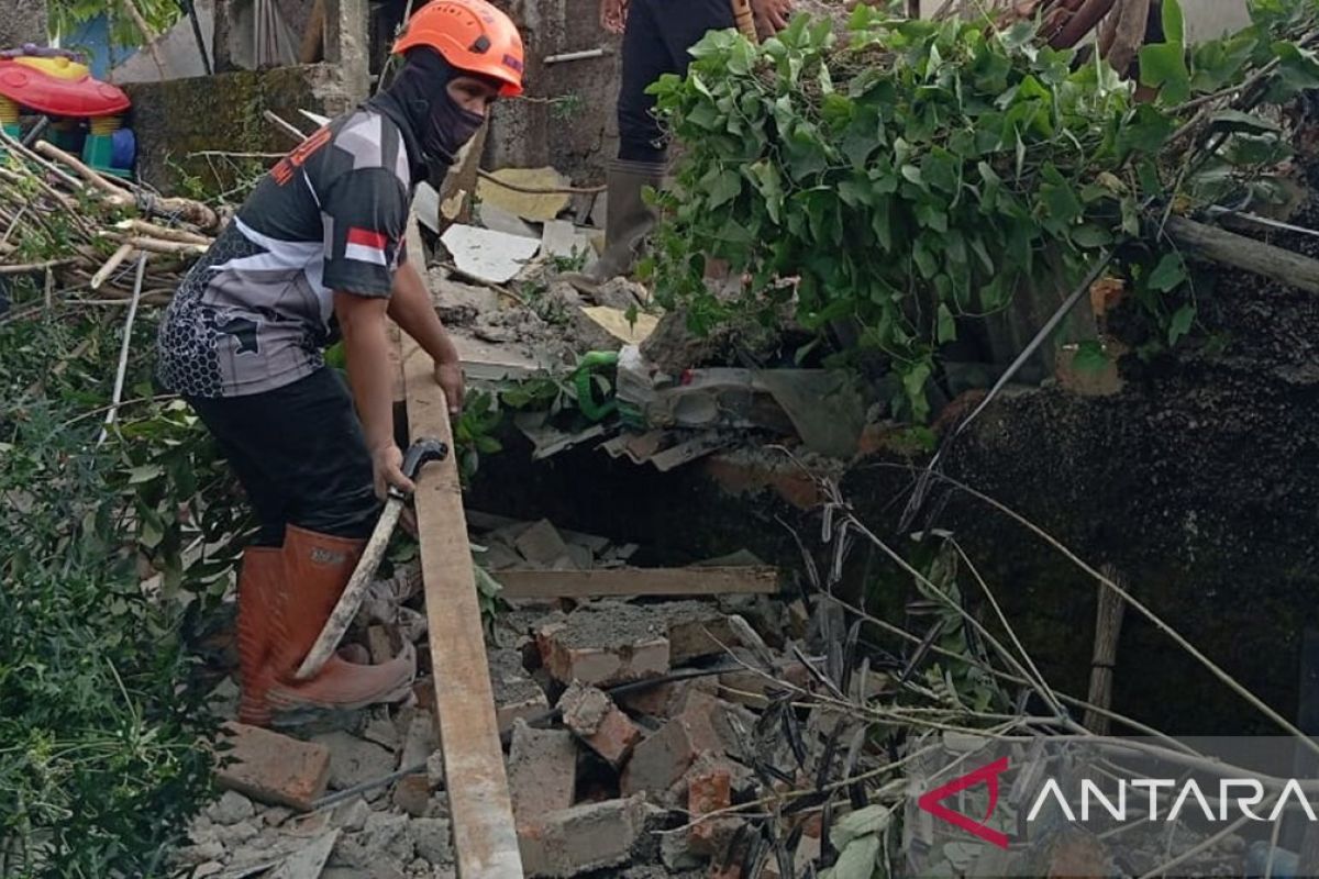 Seorang warga Sukabumi tertimpa rumah ambruk akibat cuaca buruk