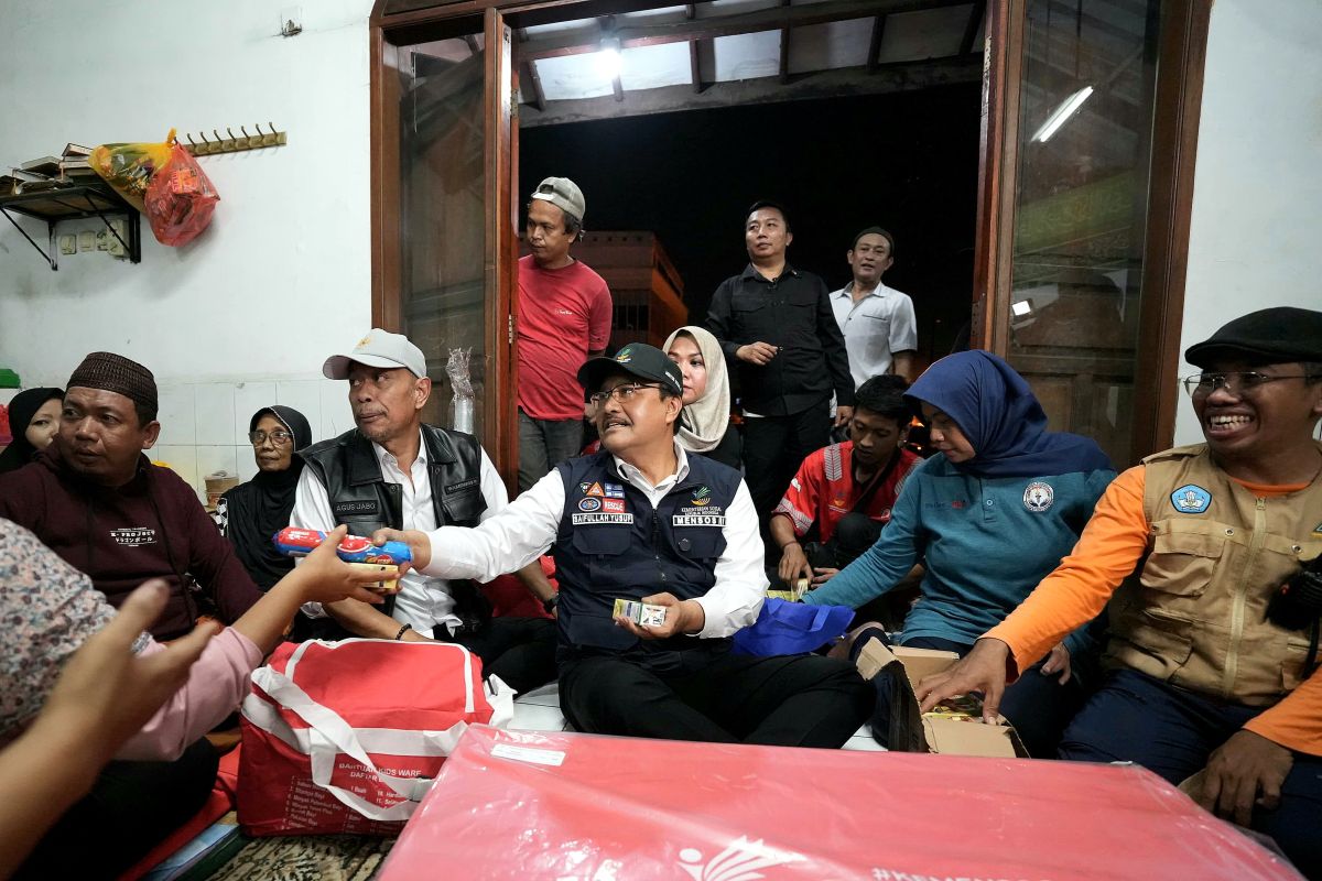Sampaikan salam Presiden, Mensos kunjungi korban banjir Jakarta