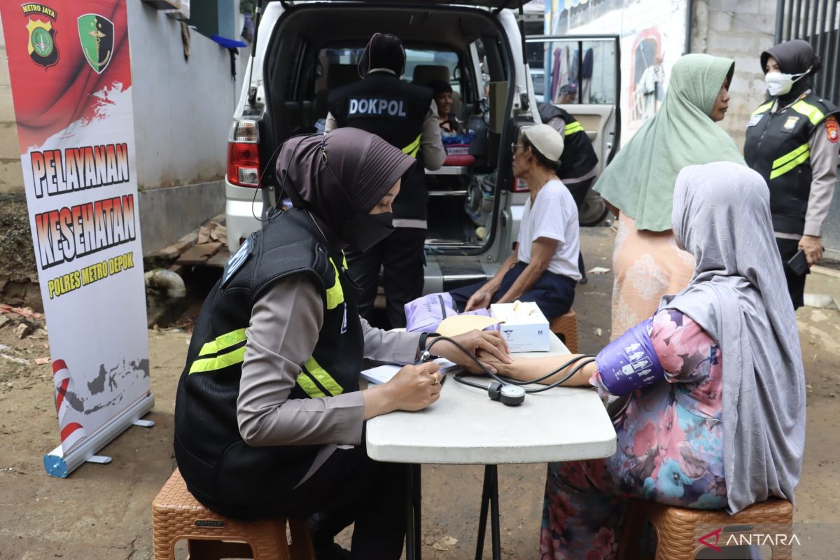 Polisi berikan layanan kesehatan untuk warga terdampak banjir di Depok