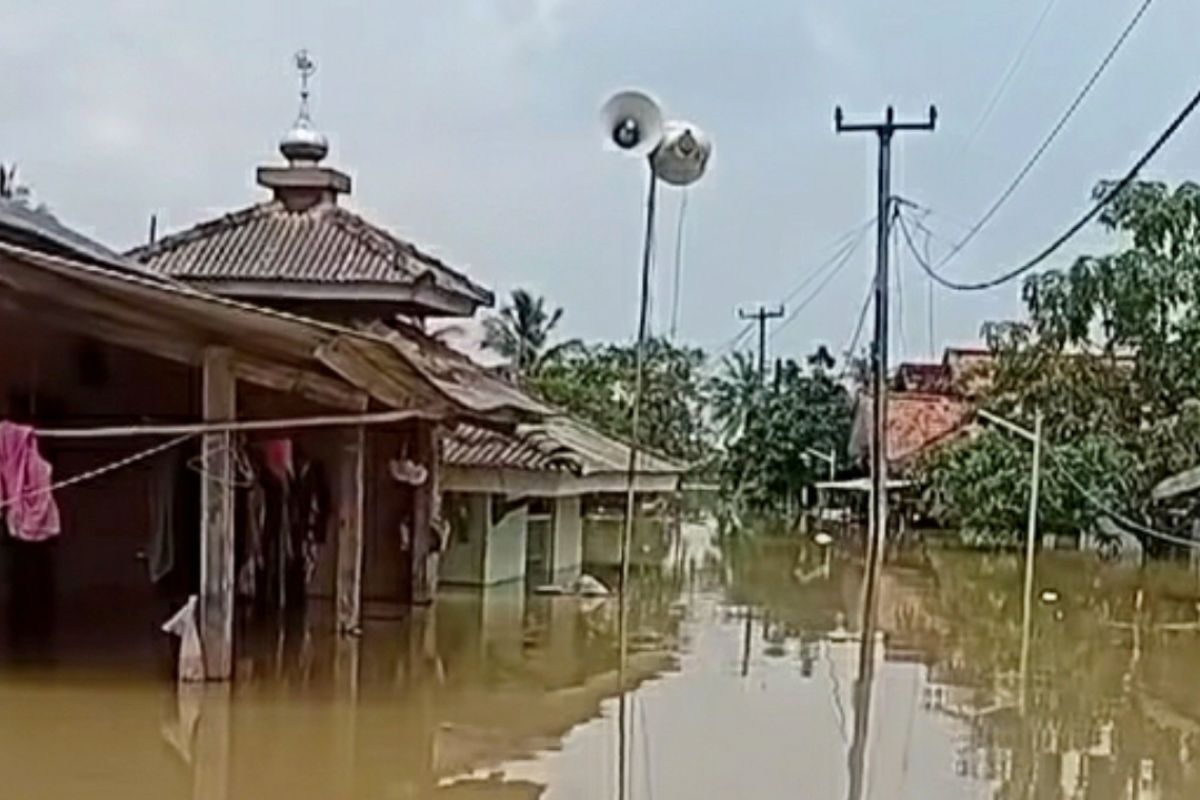 Ratusan rumah di Karawang terendam banjir akibat air sungai meluap